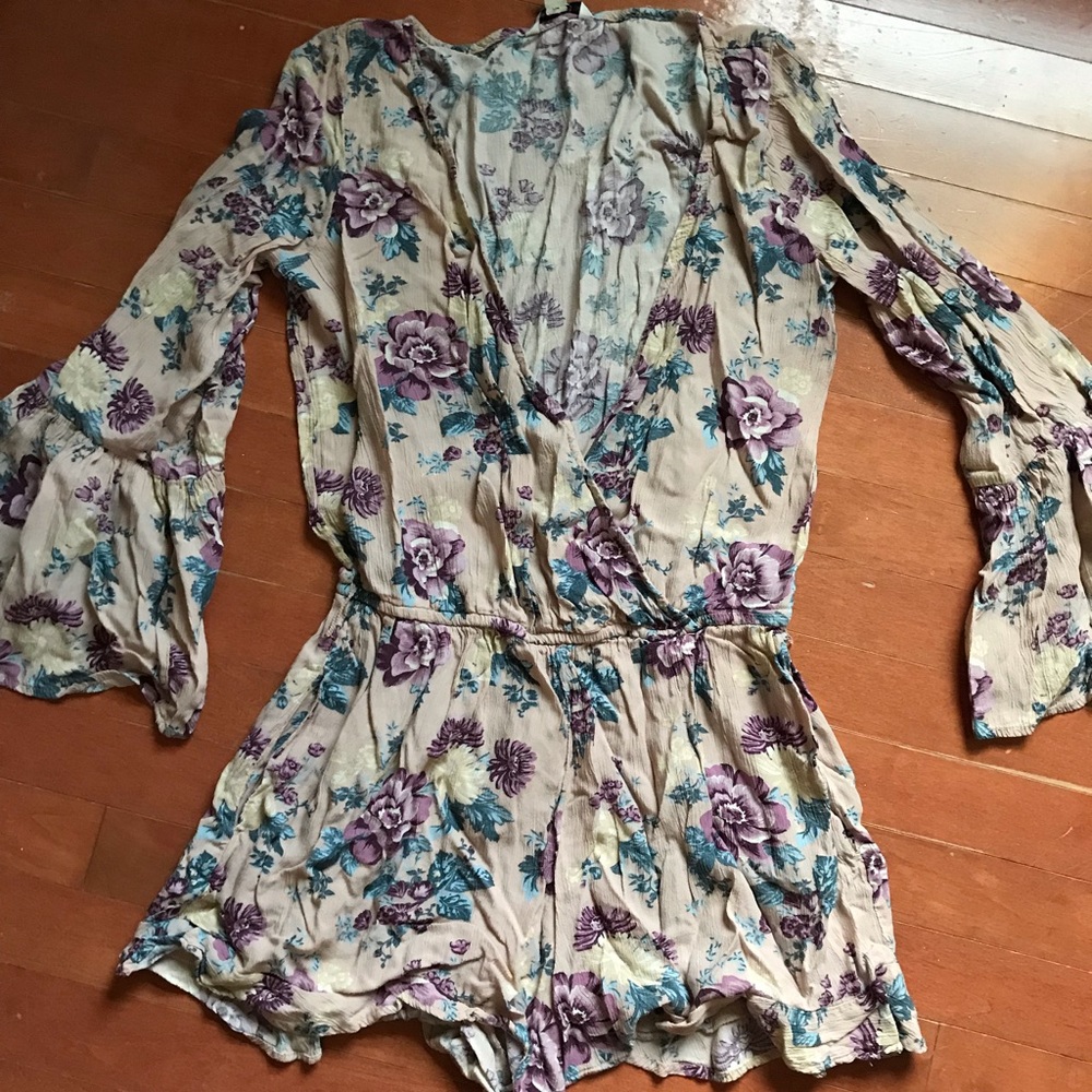 American Eagle long sleeve romper. Size small.
